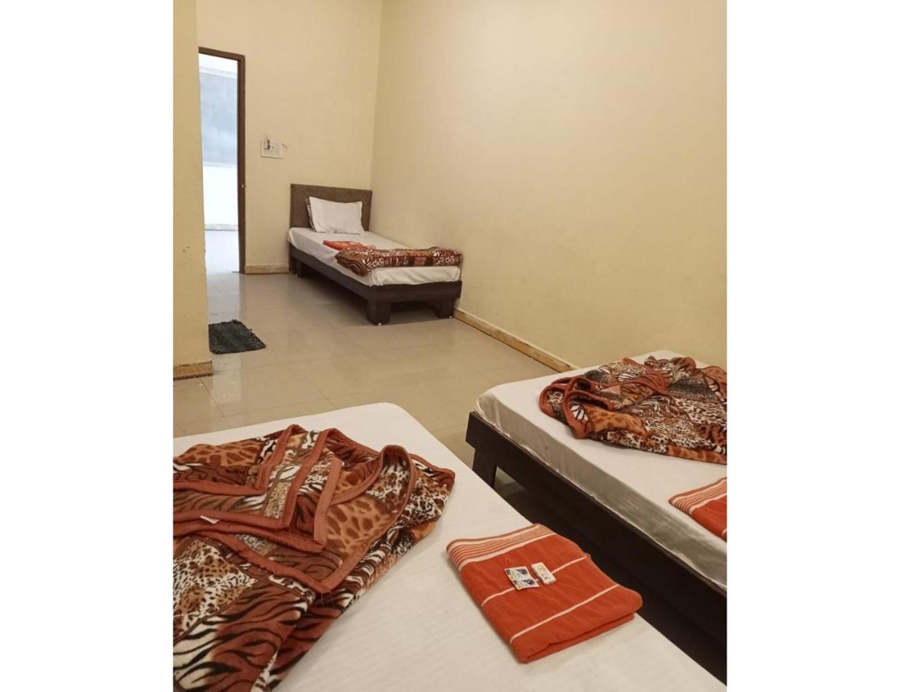 Hotel Mahakal Vishram, Ujjain Buitenkant foto